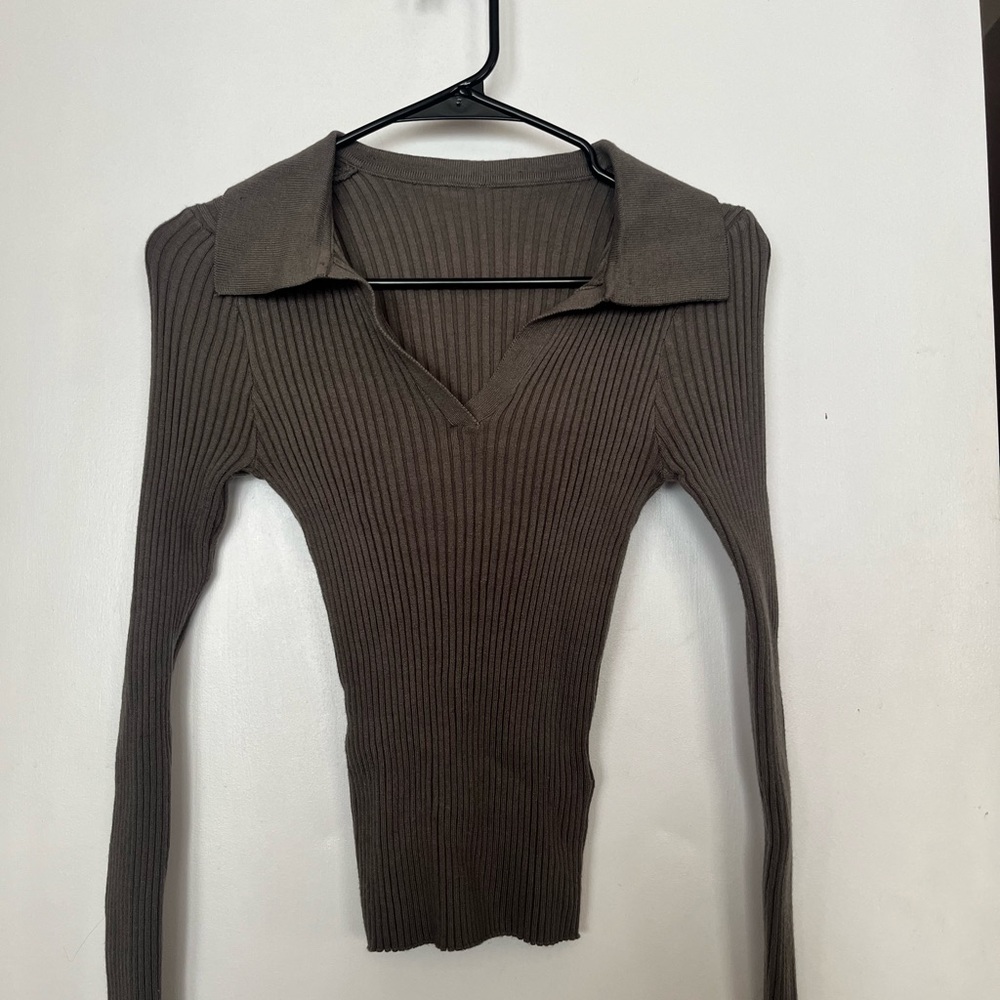 Ribbed V-Neck Long Sleeve Top in Dark Green
